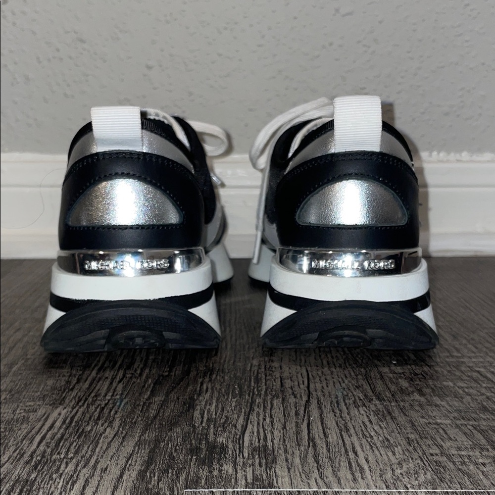 Michael Kors Black and Silver Detail - Picture 5 of 12